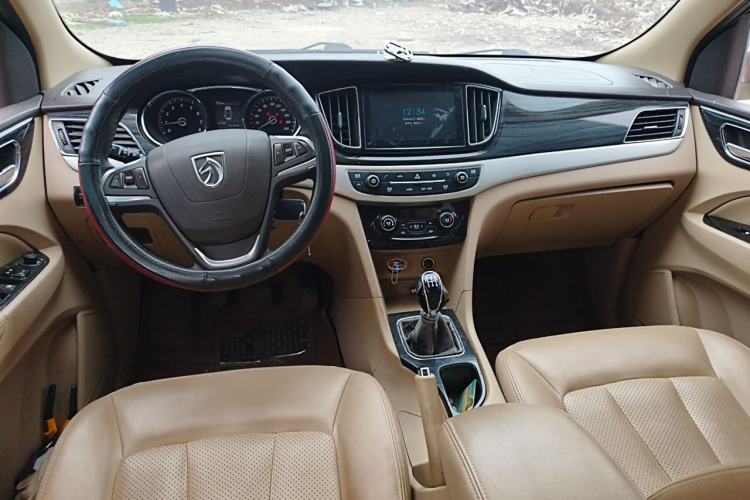 Used Baojun 730 2016 1.5L Manual Luxury Edition 7 Seats Center Console