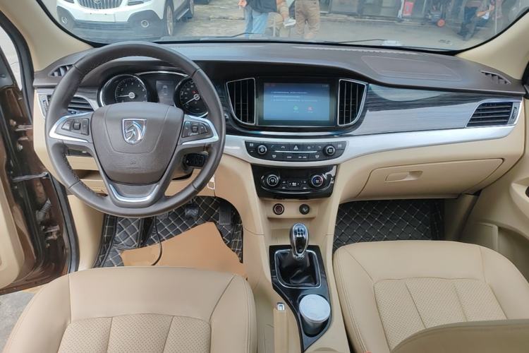 Used Baojun 730 2016 1.5L Manual Luxury Edition 7 Seats Center Console