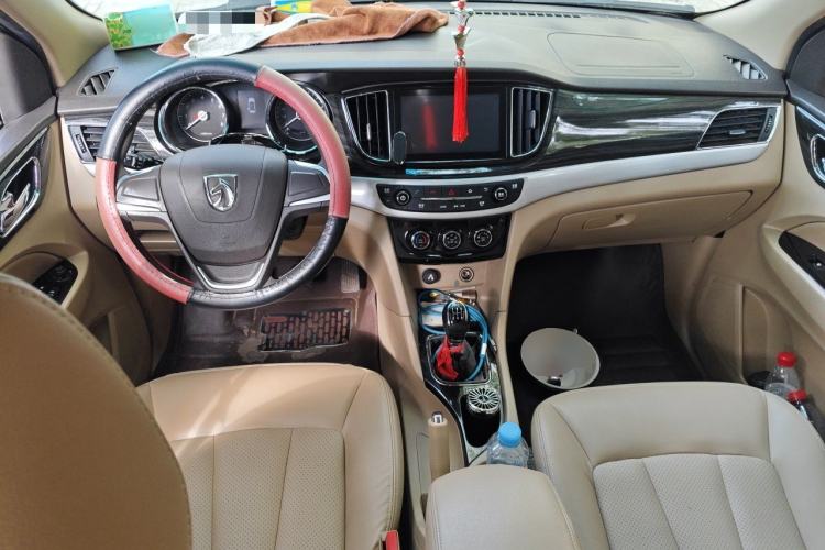 Used Baojun 730 2016 1.5L Manual Comfort Version 7 Seats China V Emission Standard Center Console