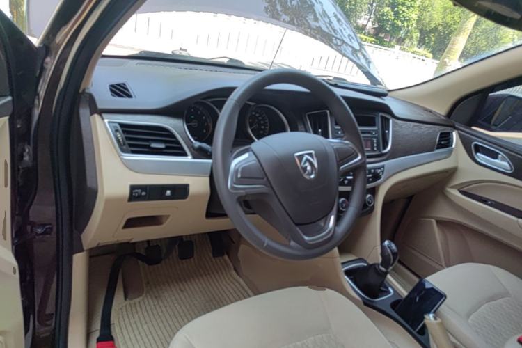 Used Baojun 730 2016 Revised 1.5L Manual Standard Version 7 Seats China V Emission Standard Center Console