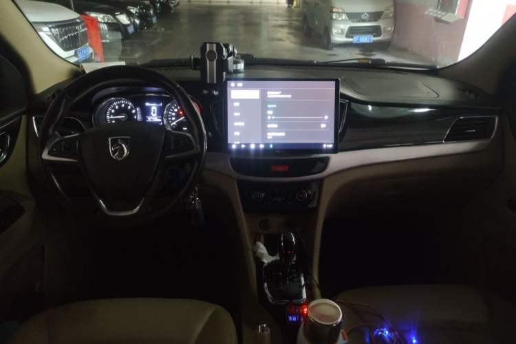 Used Baojun 730 2016 1.8L iAMT Luxury Model 7 Seats Center Console