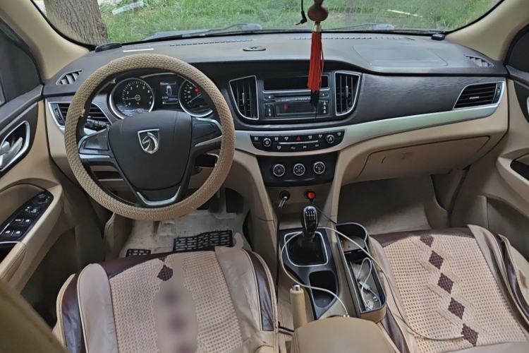 Used Baojun 730 2016 1.5T Manual Standard Version 7 Seats Center Console
