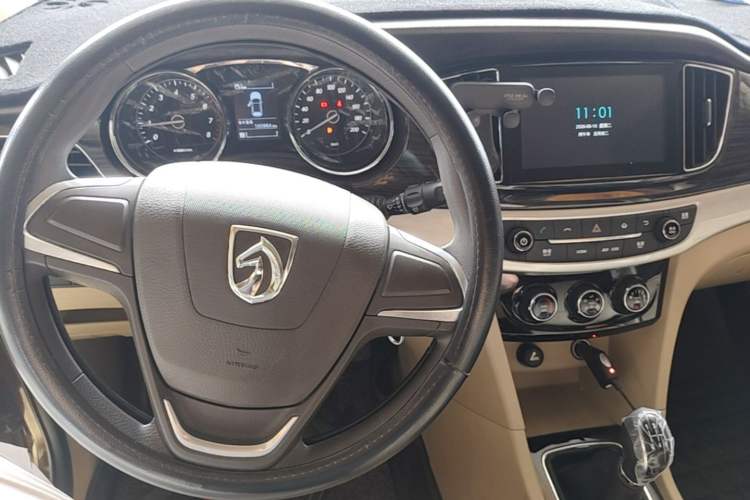 Used Baojun 730 2016 1.5L Manual Comfort Version 7 Seats China V Emission Standard Center Console