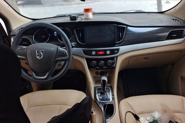 Used Baojun 730 2016 1.8L iAMT Comfort Version 7 Seats Center Console