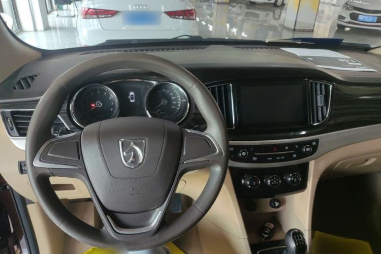 Used Baojun 730 2016 1.5L Manual Comfort Version 7 Seats China V Emission Standard Center Console
