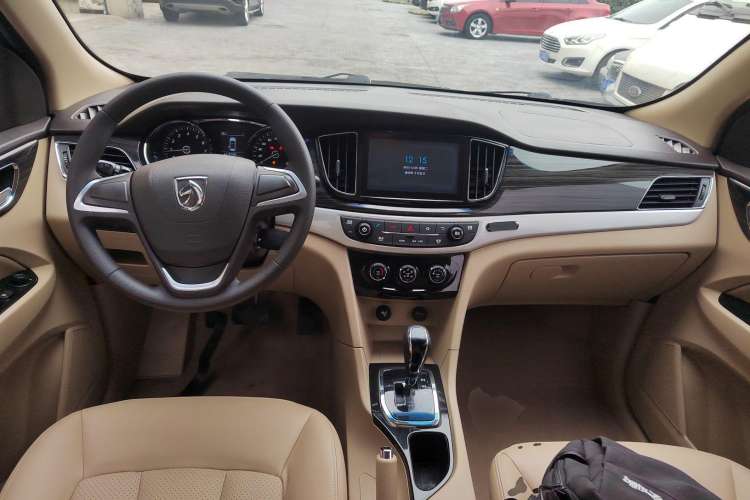 Used Baojun 730 2016 1.8L iAMT Comfort Version 7 Seats Center Console