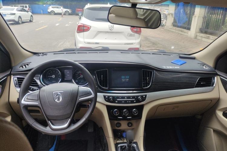 Used Baojun 730 2016 1.5T Manual Comfort Version 7 Seats Center Console