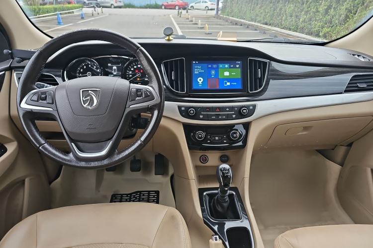 Used Baojun 730 2016 1.5T Manual Luxury Edition 7 Seats Center Console
