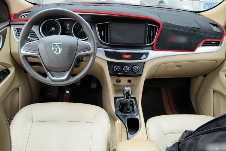 Used Baojun 730 2016 Revised 1.5L Manual Standard Version 7 Seats China V Emission Standard Center Console
