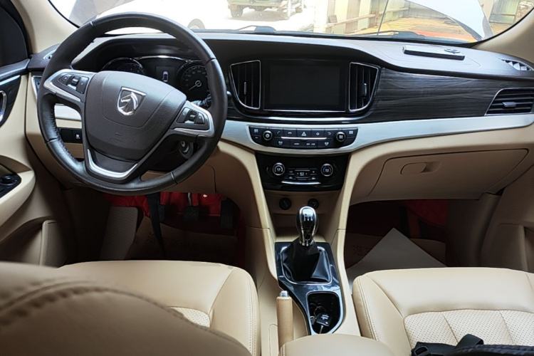 Used Baojun 730 2016 1.5L Manual Luxury Edition 7 Seats Center Console