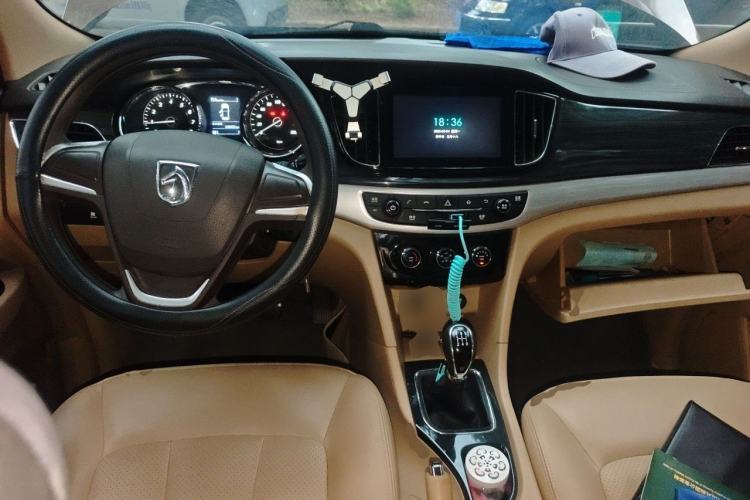 Used Baojun 730 2016 1.5L Manual Comfort Version 7 Seats China V Emission Standard Center Console