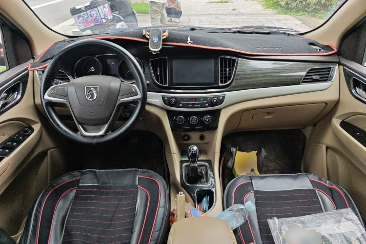 Used Baojun 730 2016 1.5L Manual Comfort Version 7 Seats China V Emission Standard Center Console