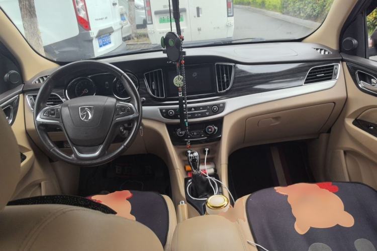 Used Baojun 730 2016 1.5L Manual Luxury Edition 7 Seats Center Console