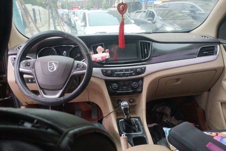 Used Baojun 730 2016 1.8L Manual Luxury Edition 7 Seats Center Console
