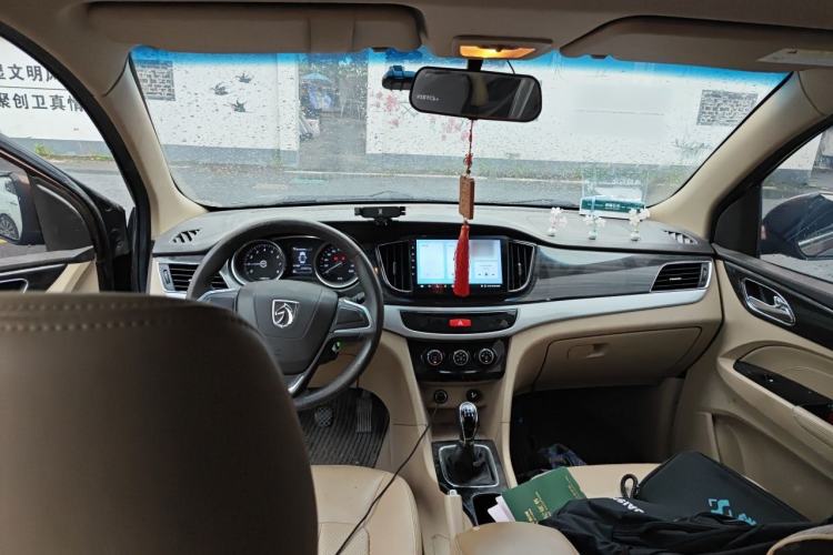 Used Baojun 730 2016 1.5L Manual Comfort Version 7 Seats China V Emission Standard Center Console