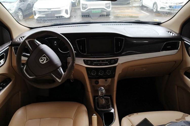 Used Baojun 730 2016 1.5L Manual Comfort Version 7 Seats China V Emission Standard Center Console