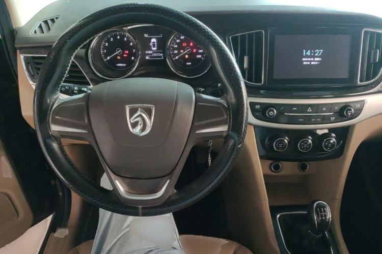 Used Baojun 730 2016 1.5L Manual Comfort Version 7 Seats China V Emission Standard Center Console
