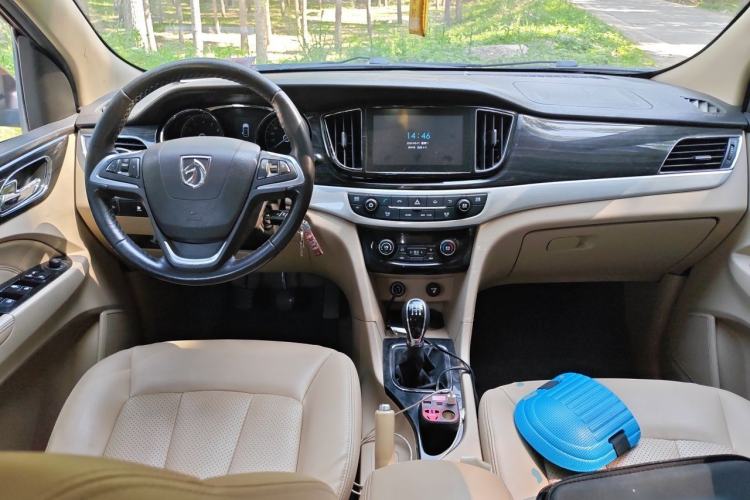 Used Baojun 730 2016 1.5L Manual Luxury Edition 7 Seats Center Console