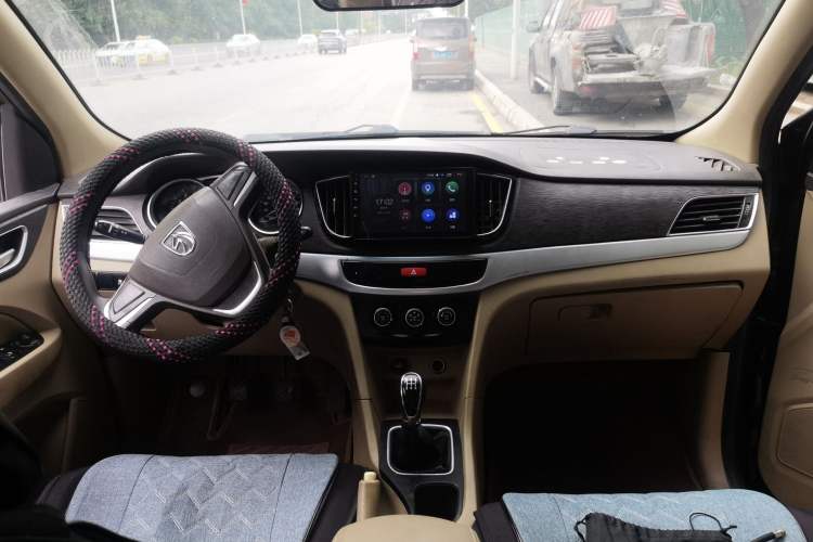 Used Baojun 730 2016 Revised 1.5L Manual Standard Version 7 Seats China V Emission Standard Center Console