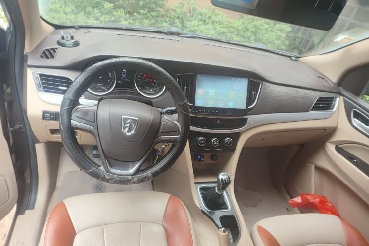 Used Baojun 730 2016 1.5L Manual Standard Version 7 Seats Center Console