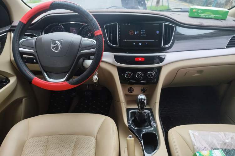 Used Baojun 730 2016 1.5L Manual Comfort Version 7 Seats China V Emission Standard Center Console