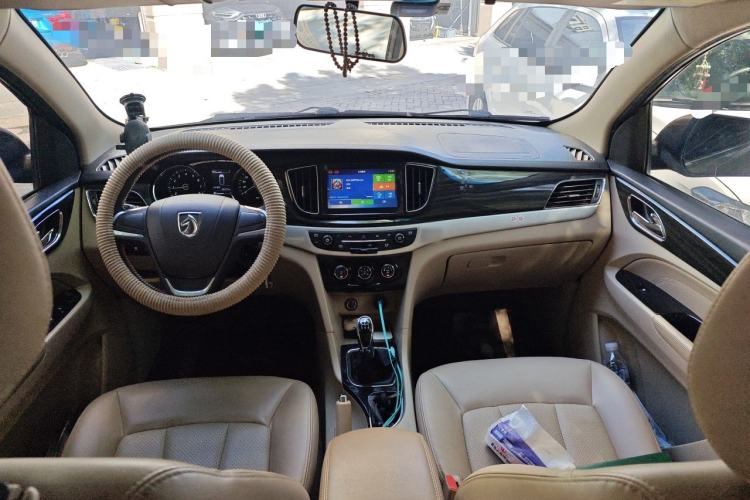 Used Baojun 730 2016 1.5L Manual Comfort Version 7 Seats China V Emission Standard Center Console