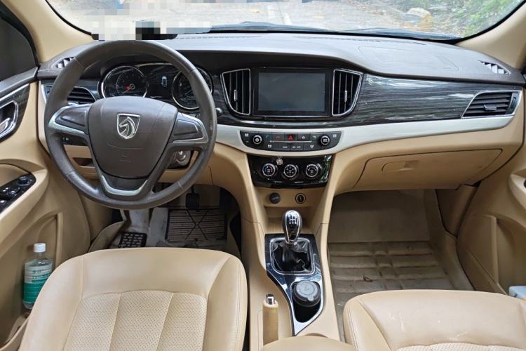 Used Baojun 730 2016 1.5L Manual Comfort Version 7 Seats China V Emission Standard Center Console