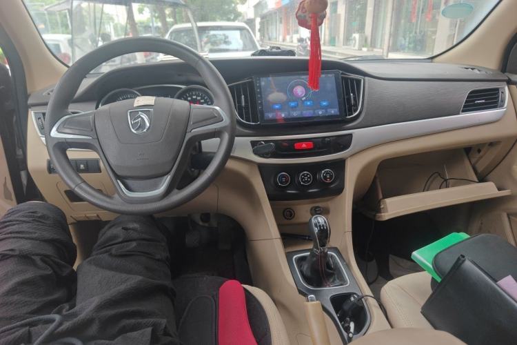 Used Baojun 730 2016 Revised 1.5L Manual Standard Version 7 Seats China V Emission Standard Center Console