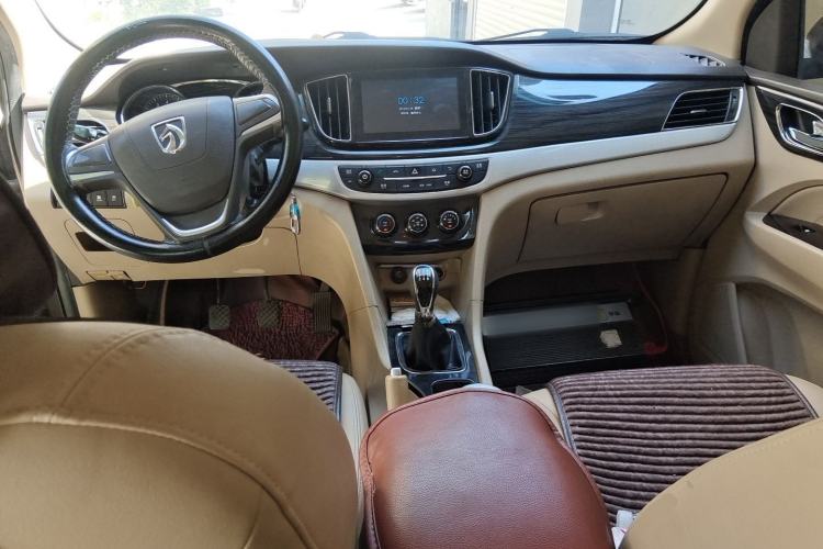 Used Baojun 730 2016 1.5L Manual Comfort Version 7 Seats China V Emission Standard Center Console