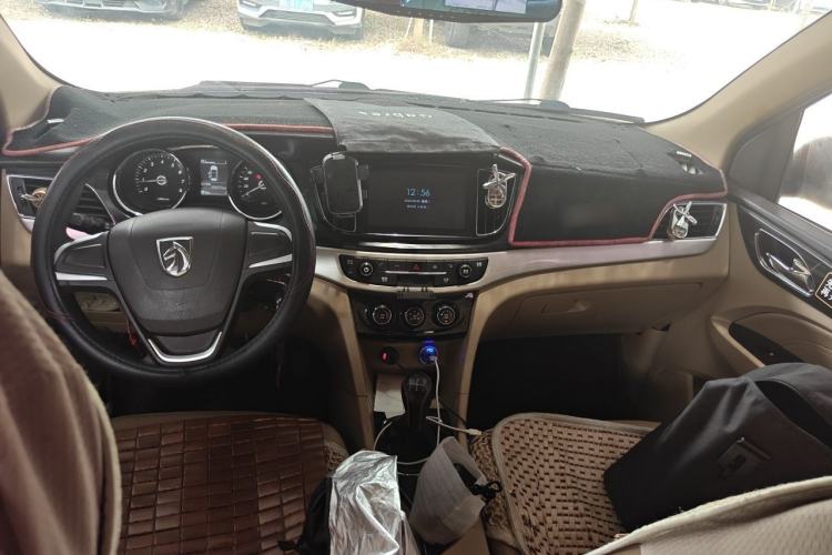Used Baojun 730 2016 1.5L Manual Comfort Version 7 Seats China V Emission Standard Center Console