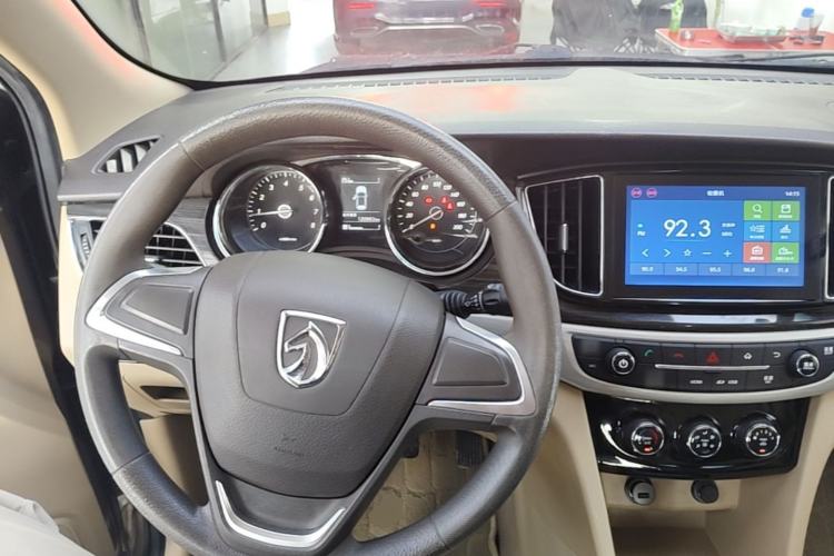 Used Baojun 730 2016 1.5T Manual Comfort Version 7 Seats Center Console
