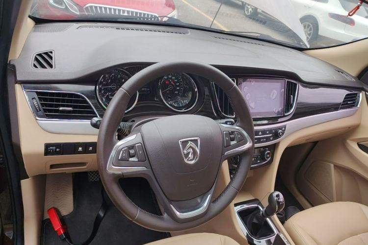 Used Baojun 730 2016 1.5T Manual Luxury Edition 7 Seats Center Console