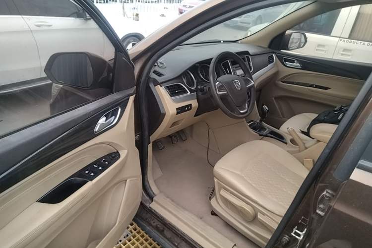 Used Baojun 730 2016 1.5T Manual Standard Version 7 Seats Driver Seat