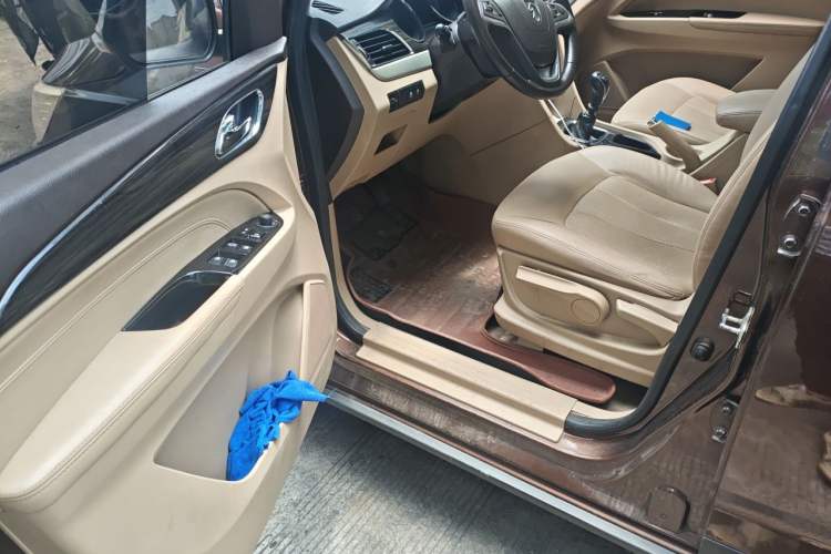 Used Baojun 730 2016 1.5T Manual Luxury Edition 7 Seats Driver Seat