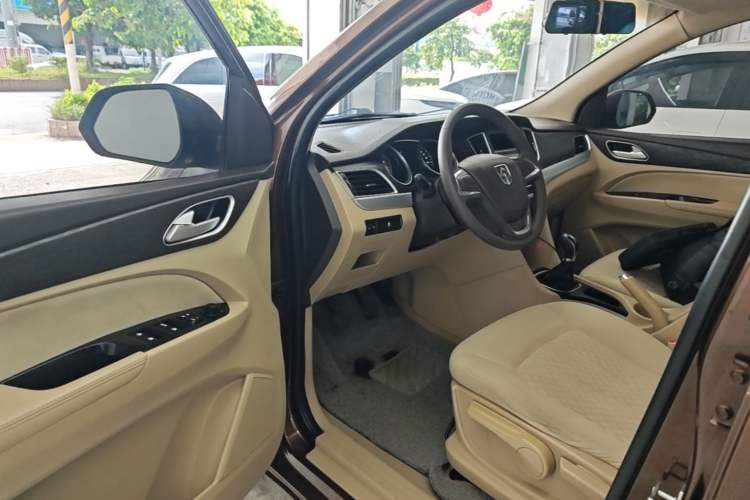 Used Baojun 730 2016 1.5L Manual Standard Version 7 Seats Driver Seat