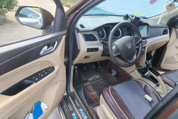 Used Baojun 730 2016 Revised 1.5L Manual Standard Version 7 Seats China V Emission Standard Driver Seat