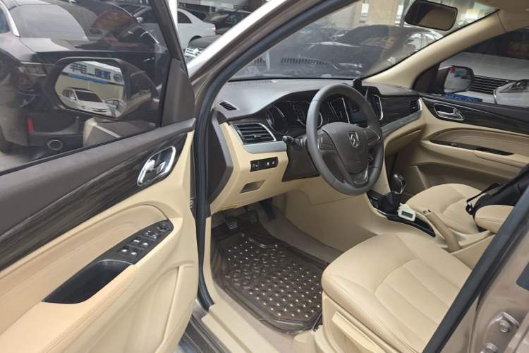 Used Baojun 730 2016 1.5L Manual Comfort Version 7 Seats China V Emission Standard Driver Seat