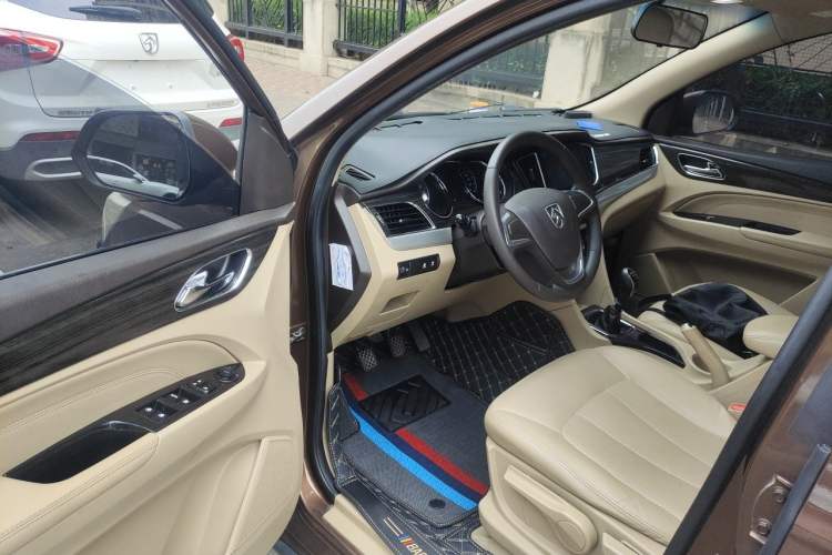 Used Baojun 730 2016 1.5T Manual Comfort Version 7 Seats Driver Seat