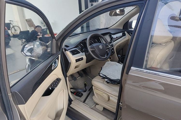 Used Baojun 730 2016 1.5T Manual Comfort Version 7 Seats Driver Seat