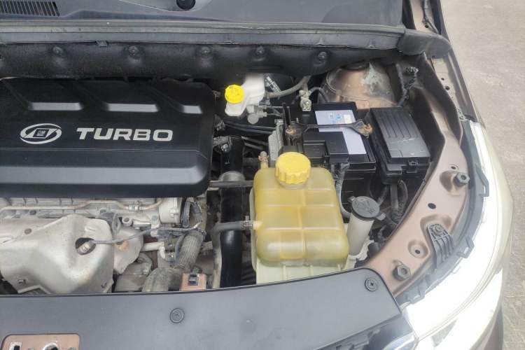 Used Baojun 730 2016 1.5T Manual Comfort Version 7 Seats Engine Bay Left
