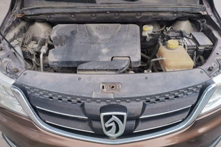 Used Baojun 730 2016 Revised 1.5L Manual Standard Version 7 Seats China V Emission Standard Engine Bay