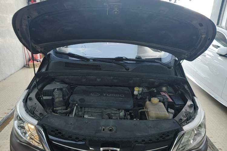 Used Baojun 730 2016 1.5T Manual Comfort Version 7 Seats Engine Bay