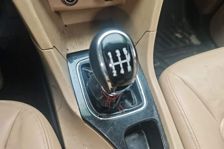 Used Baojun 730 2016 1.5L Manual Luxury Edition 7 Seats Gear Lever