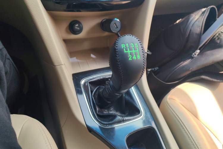 Used Baojun 730 2016 1.5T Manual Comfort Version 7 Seats Gear Lever