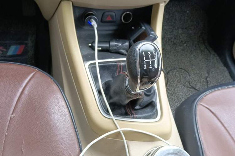 Used Baojun 730 2016 1.5L Manual Value Edition 7 Seats China V Emission Standard Gear Lever