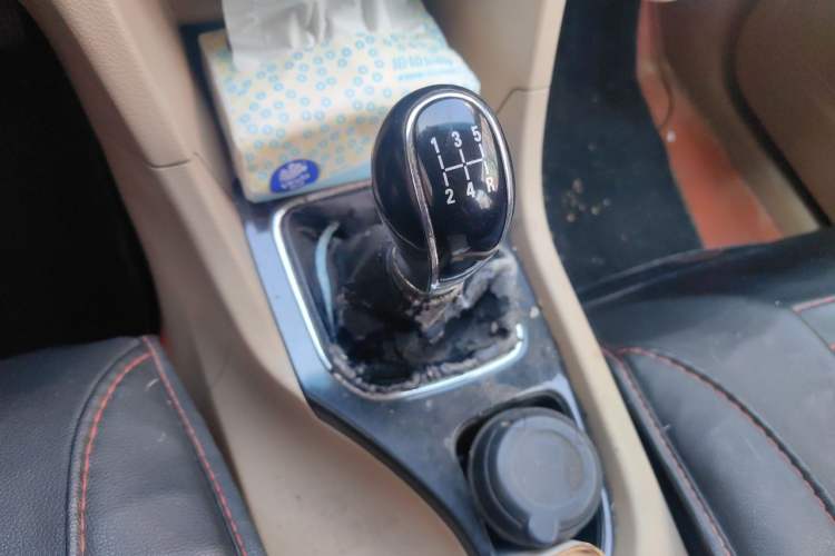 Used Baojun 730 2016 1.5L Manual Luxury Edition 7 Seats Gear Lever