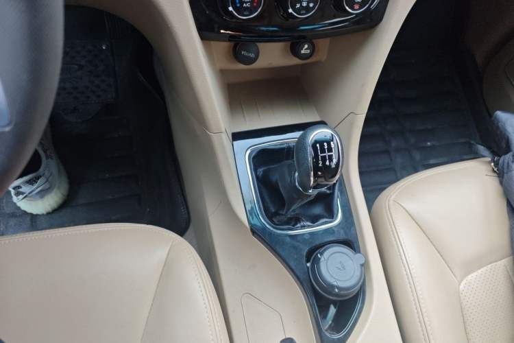 Used Baojun 730 2016 1.5L Manual Comfort Version 7 Seats China V Emission Standard Gear Lever