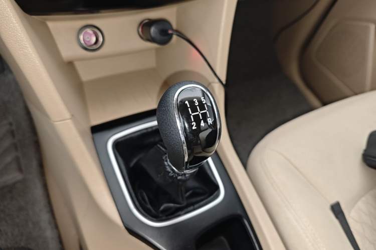 Used Baojun 730 2016 1.5L Manual Standard Version 7 Seats Gear Lever