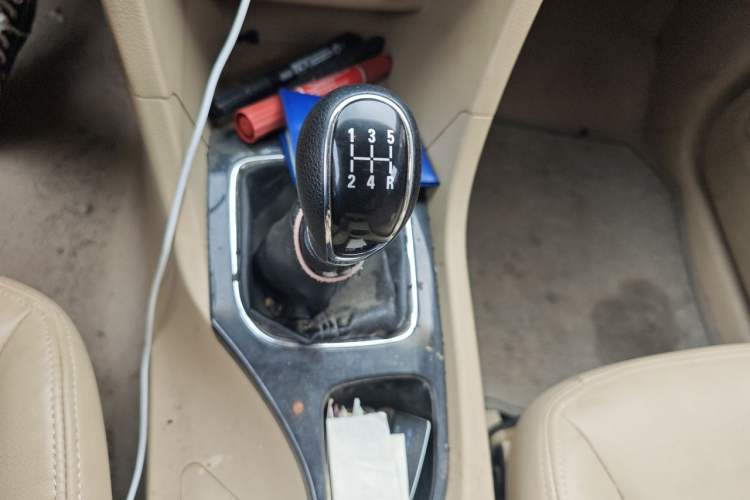 Used Baojun 730 2016 1.5L Manual Comfort Version 7 Seats China V Emission Standard Gear Lever