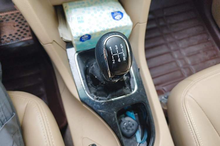 Used Baojun 730 2016 1.5L Manual Comfort Version 7 Seats China V Emission Standard Gear Lever
